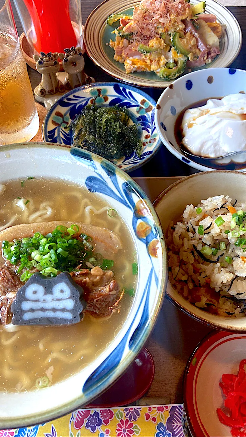 Snapdishの料理写真:沖縄そば♡ジューシィ♡海ブドウ♡ジーマーミー豆腐♡アセロラジュース♡サンピン茶|さくたえさん