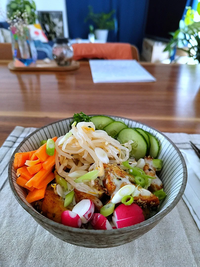 Bowl mit Reis, Fleisch und selbstgemachte Mayonnaise|Vera Andrianova Forwerkさん