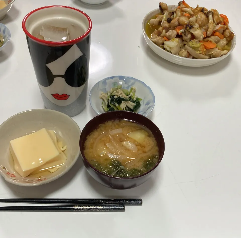 晩御飯☆卵豆腐☆ぼんじり炒め☆お浸し（小松菜・えのき）☆みそ汁（玉葱・じゃが芋・あおさ）|Saharaさん