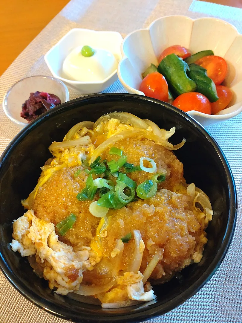 Snapdishの料理写真:☆カツ丼
☆枝豆豆腐
☆たたきキュウリとトマトのゴマ油醤油和え
☆しば漬け|chikakoさん