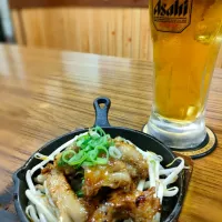 Snapdishの料理写真:大トロホルモンとアサヒビール|ひのけいた(鉄板グリルをかし、まぜそば)さん