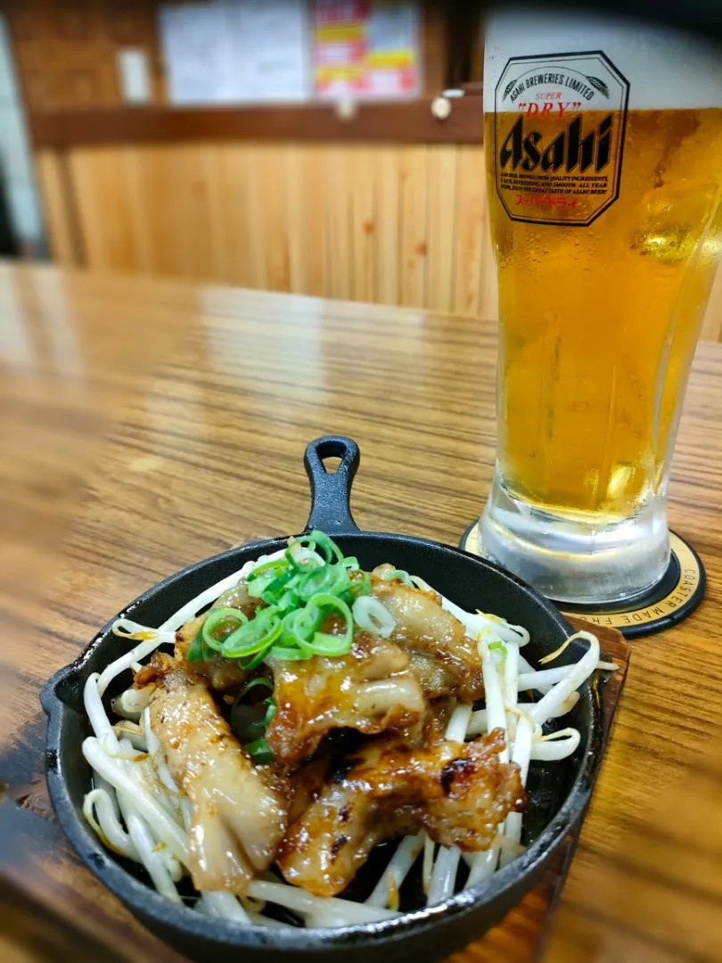 大トロホルモンとアサヒビール|ひのけいた(鉄板グリルをかし、まぜそば)さん