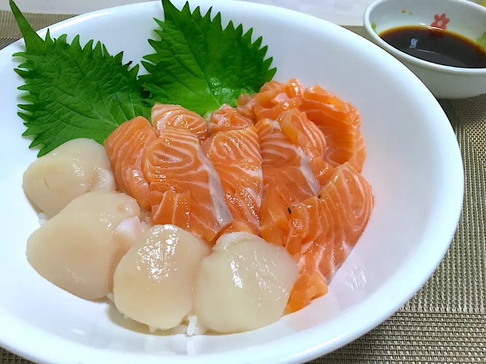 サーモンほたて丼|ももさん