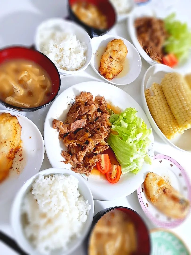 夕食(*^^*)
豚肉しょうが焼き&サラダ🥗
カラスカレイバターソテー
とうもろこし🌽
お味噌汁(なめこ、豆腐、油揚げ)|プリン☆さん