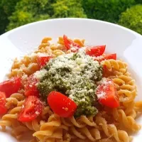 Quick and delicious pesto pasta with cherry tomatoes|lunchtimeloveさん