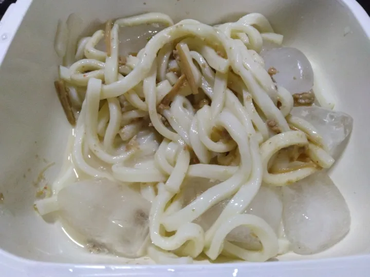 なめ茸と肉そぼろ入り胡麻ダレ冷やしうどん|darkbaronさん