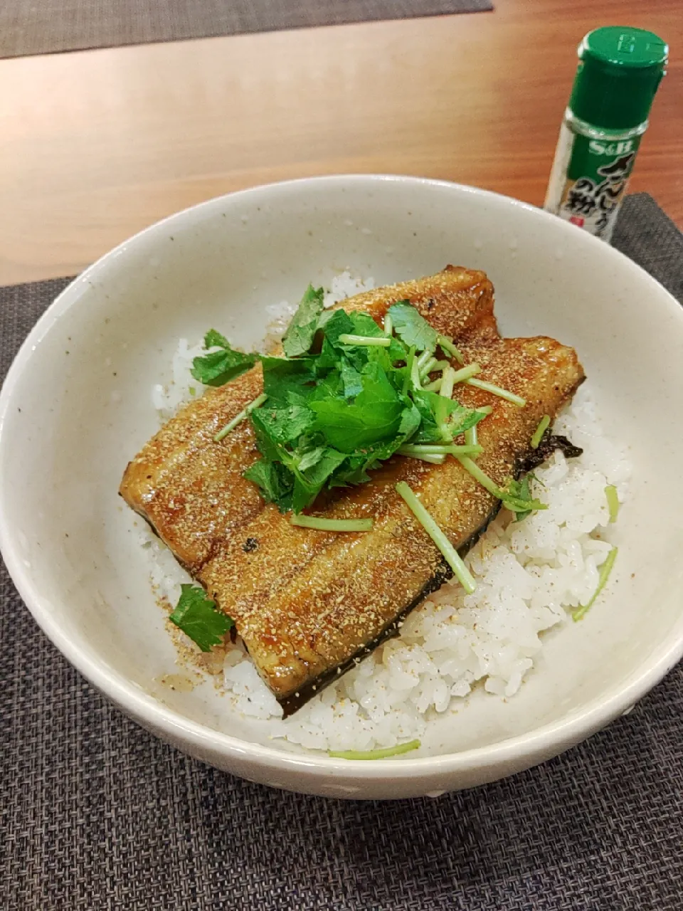 鰻丼。
活ウナギを買ってきて自分で捌いて炭火で焼いて…
思いの外、めんどくさかった(^^;|ひろしさん