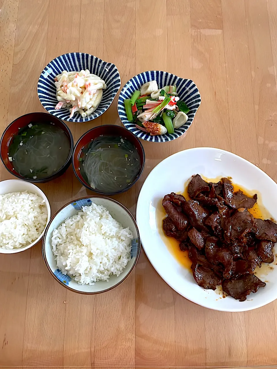 牛タレ焼き　マカロニサラダ　小松菜とちくわの和物　ワカメスープ|そのみさん