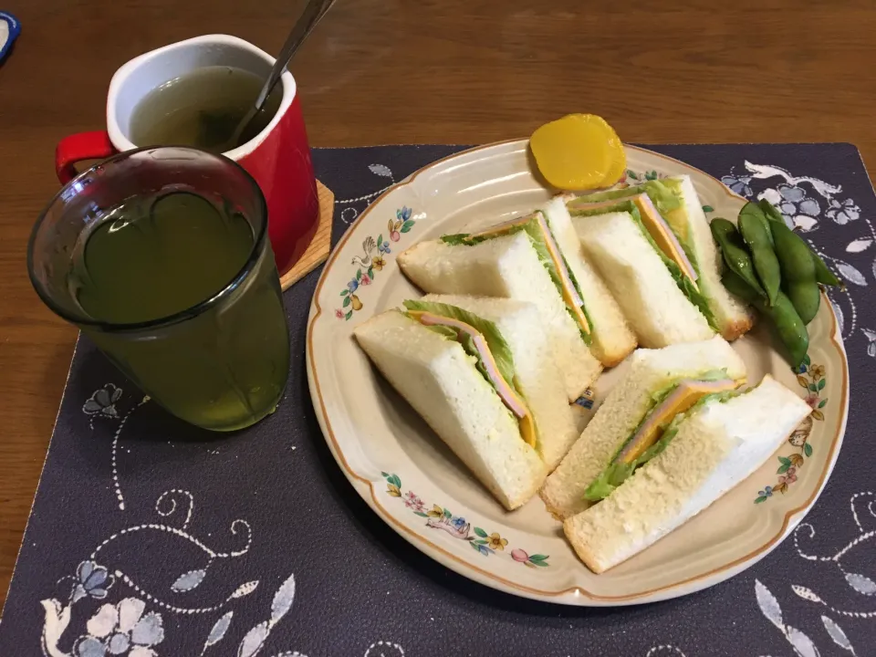 サンドイッチ、沢庵、茹でて塩を振っただだちゃ豆(朝ご飯)|enarinさん