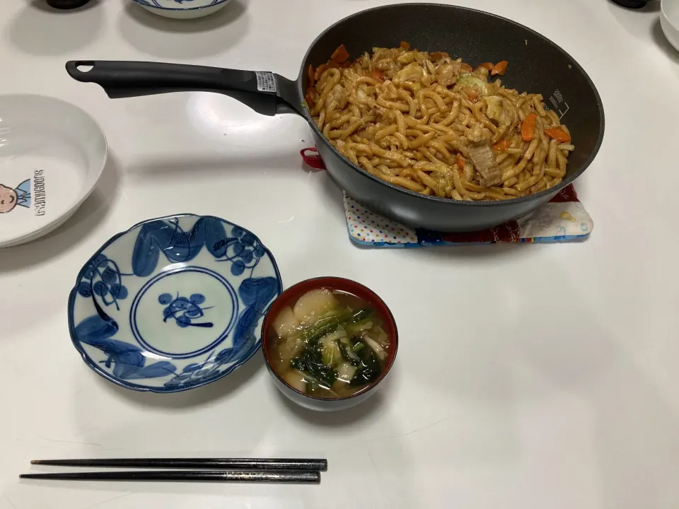 晩御飯☆ホルモン焼きうどん☆みそ汁（白菜・しめじ・ほうれん草・麩）|Saharaさん