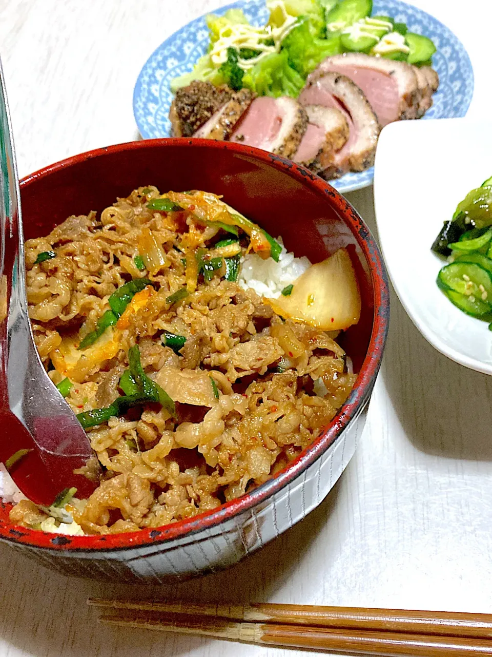 ニラキムチ牛丼、きゅうりとカニカマの酢の物、パストラミときゅうりとオクラとブロッコリー|Ayaさん