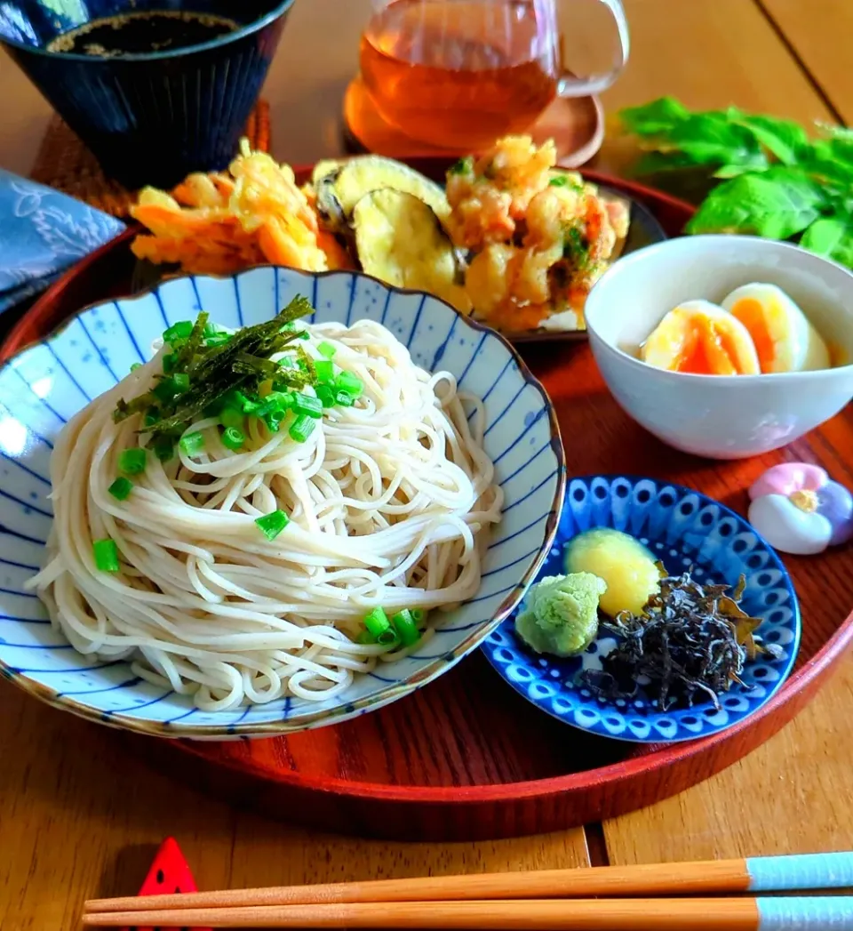 Snapdishの料理写真:お昼ごはん✨

✾ざる蕎麦
✾野菜のかき揚げ、ぶた天、茄子天
✾半熟白だし卵|さらママさん