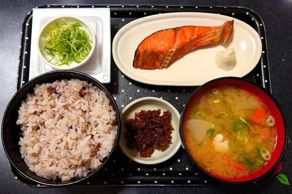 今日の朝ごはん（十六穀ごはんに焼鮭（紅鮭）、ひきわり納豆、河豚汁、しその実漬）|Mars＠釜飯作り研究中さん