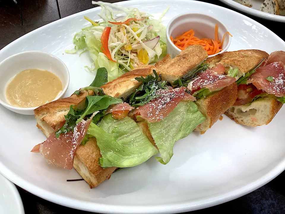 ペニーレイン那須店さんより『生ハムのバケットサンド』🥖😋|アライさんさん