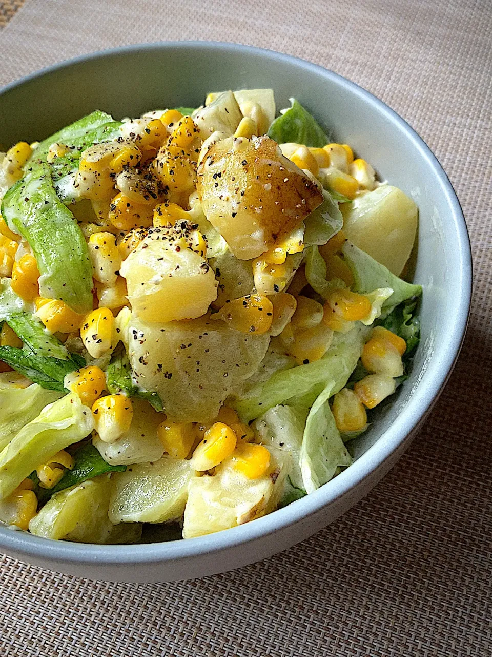 Snapdishの料理写真:コーンとレタスのポテトサラダ🥬🌽🥔|ジュンコ バイヤーさん