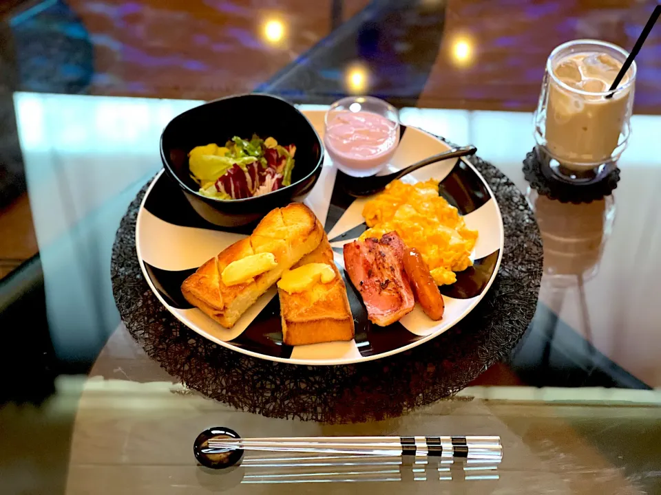 娘の朝ごはん🍞🥗🥓|yokoさん