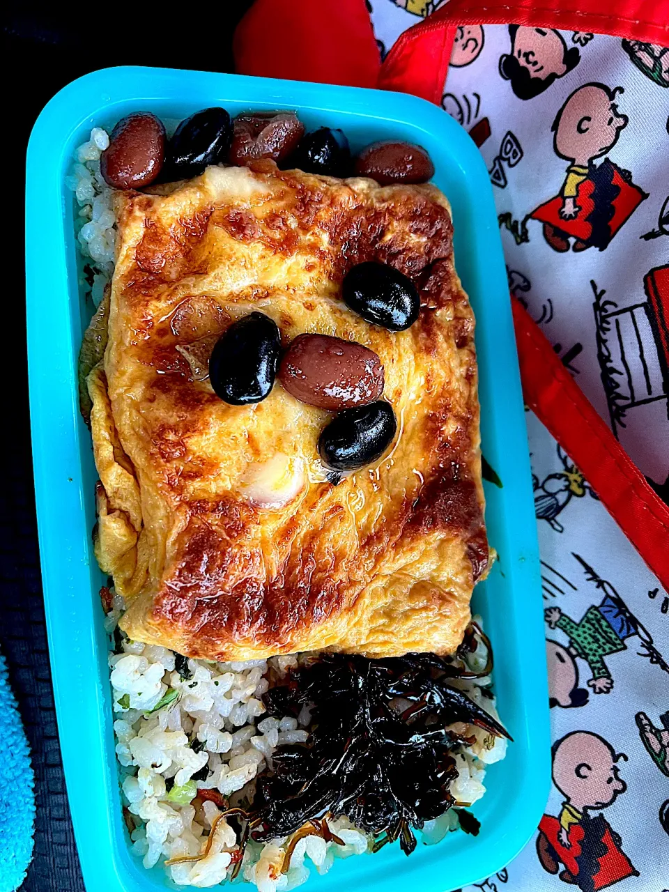 Snapdishの料理写真:#昼飯　黒豆茶豆の顔チーズオムレツと黒豆2個茶豆3個と子持ち昆布のせロウカット玄米梅炊き込み混ぜご飯弁当|ms903さん