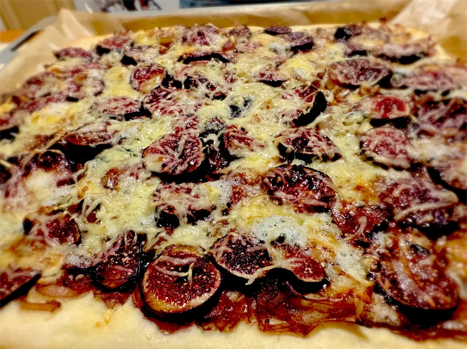 Snapdishの料理写真:Fig and blue cheese pizza with caramelized red onions|Laki Maikaʻiさん