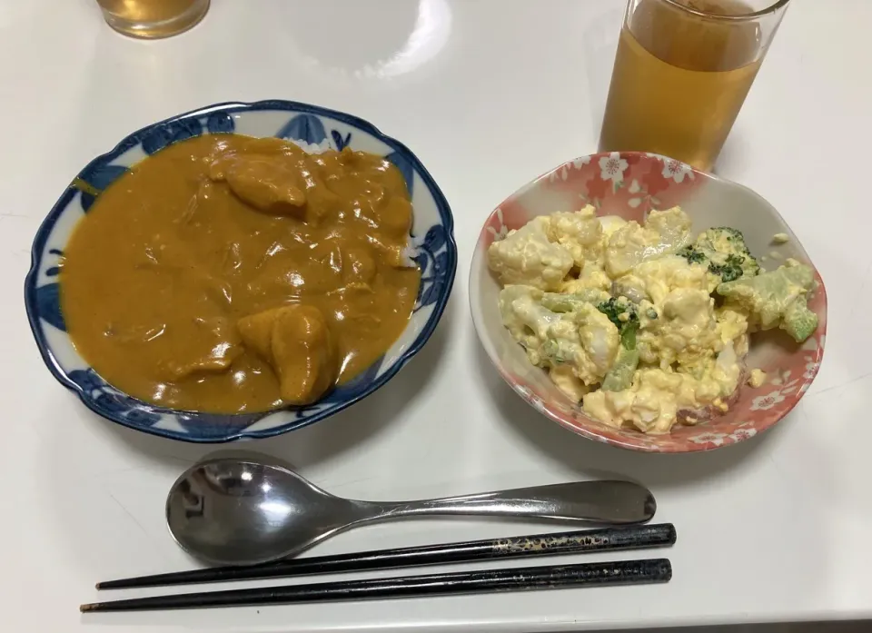 Snapdishの料理写真:晩御飯☆バターチキンカレー☆サラダ（卵・ブロッコリー・カリフラワー・ロマネスコ・海老）|Saharaさん