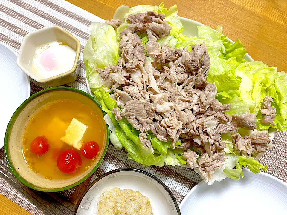 Snapdishの料理写真:大胆な冷豚しゃぶ🐖、豆腐とミニトマトの味噌汁🥢、温玉🥚|1614さん