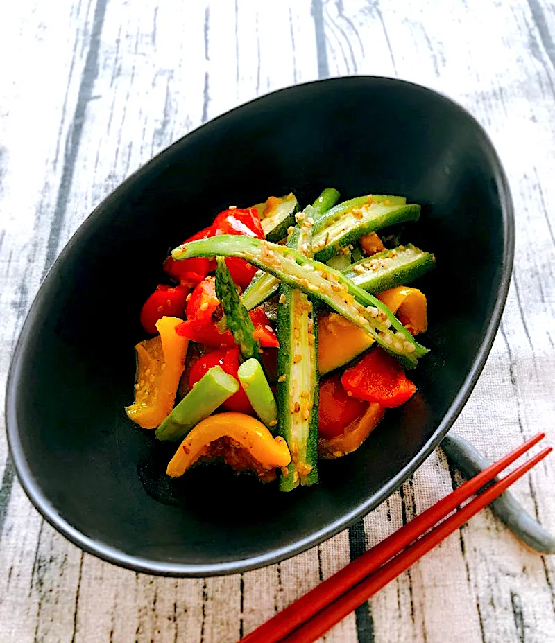 超簡単❣️ 熱々でも、冷やしても美味しい♪♪『夏野菜の胡麻味噌和え』|ココキッチンさん