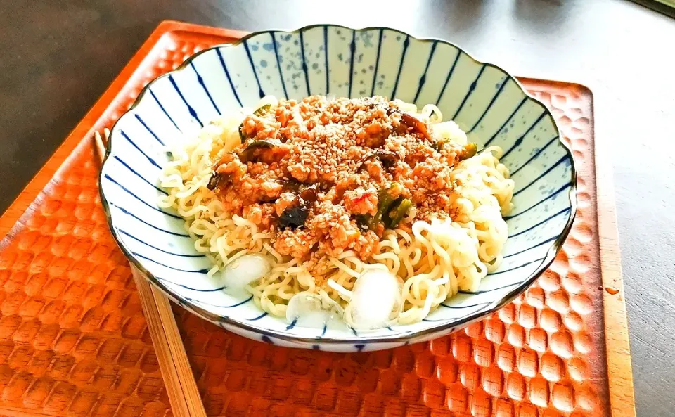 サッポロ一番塩ラーメン！
冷やし茄子とひき肉の甘辛味噌炒め麺
乾麺と塩ラーメンのだし汁！
マジで旨い！|vege食堂さん