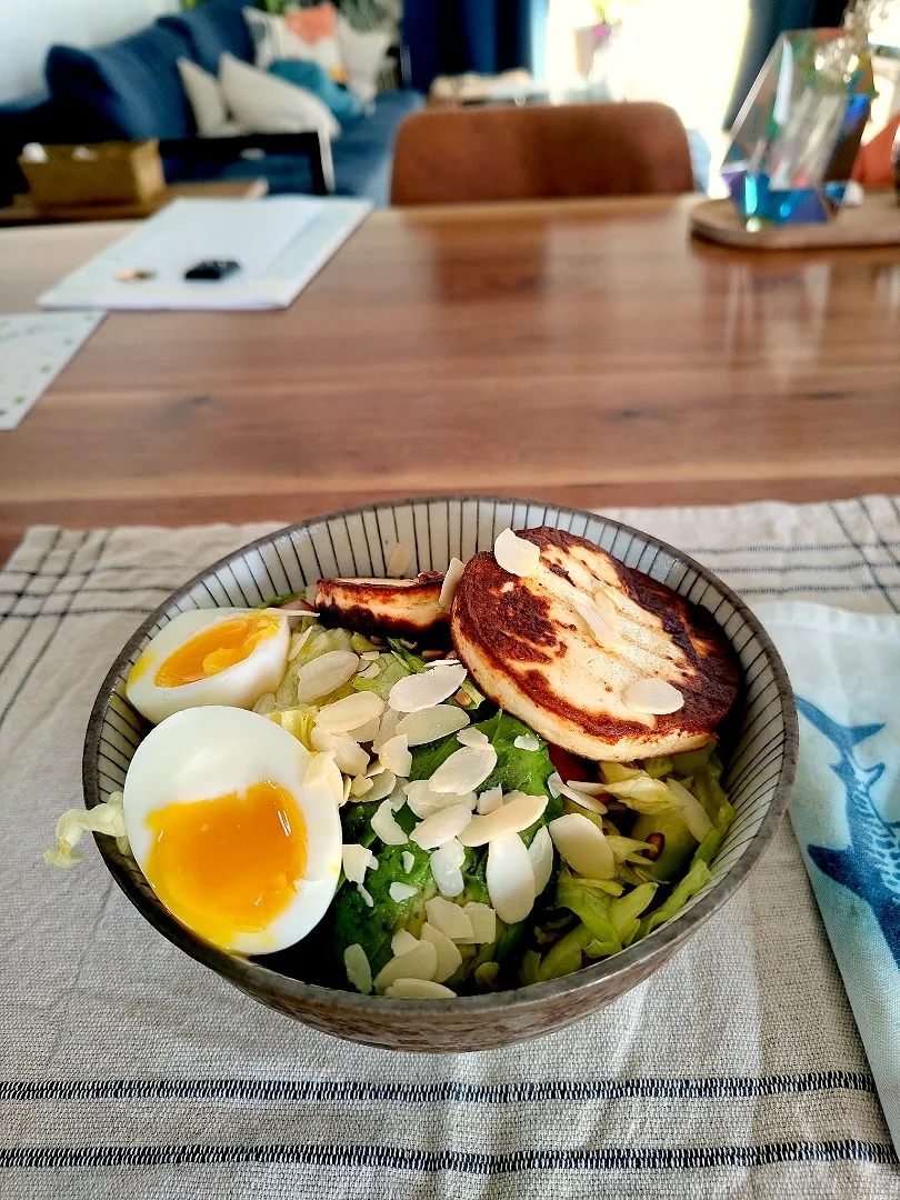 Salad with egg, avocado and grilled cheese|Vera Andrianova Forwerkさん