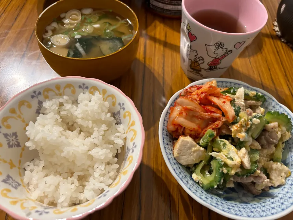 Snapdishの料理写真:ゴーヤーチャンプルーとキムチ、豆腐味噌汁|marronさん