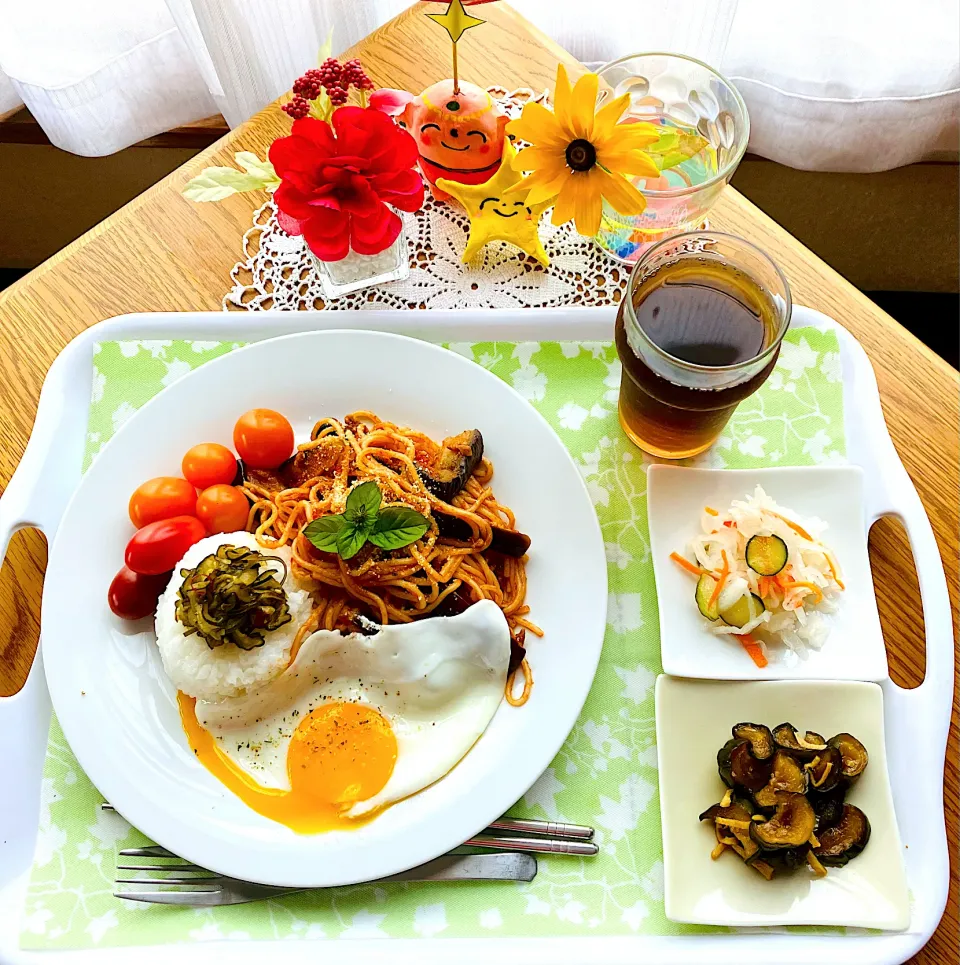 Snapdishの料理写真:幸せ元気ごはん^ ^茄子のミートトマトパスタ🍝胡瓜の佃煮乗っけごはん🍚胡瓜のキューチャン🥒三色酢の物🩵|HAMI69さん