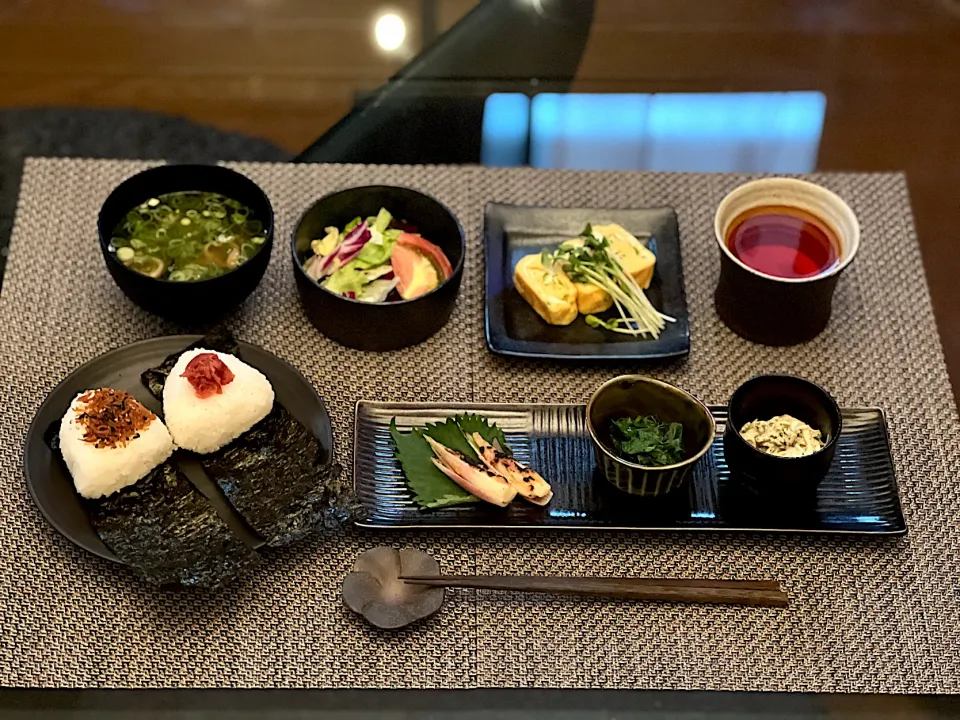 お盆休み3日目の朝ごはん✨

⚫︎おにぎり🍙（ちりめん山椒&梅）
⚫︎だし巻き卵
⚫︎茗荷のみそ焼き
⚫︎モロヘイヤのおひたし
⚫︎悪魔のそうめん
⚫︎サラダ🥗
⚫︎あおさとわかめのお味噌汁
⚫︎ルイボスティー|yokoさん