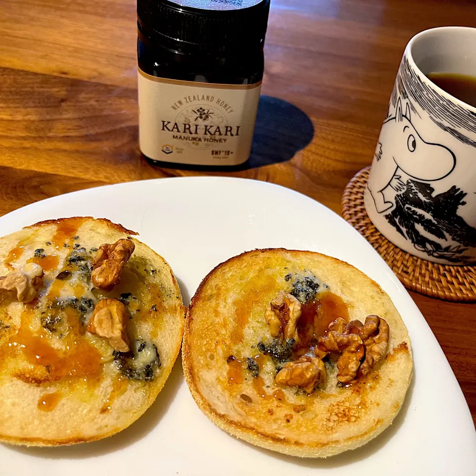 Snapdishの料理写真:ブルーチーズと胡桃のマフィン　マヌカハニーがけ　Blue Cheese & Walnut Muffins w/ Manuka Honey|アッコちゃん✨さん