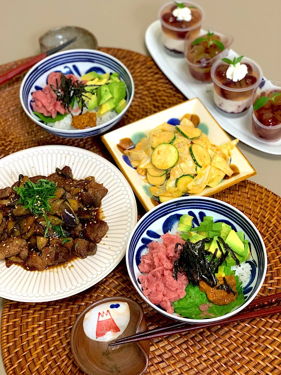 Snapdishの料理写真:ネギトロ丼、茄子生姜焼き、キャベツとズッキーニ のマヨコチ和え、ピオーネレアチーズケーキ|kekekeさん