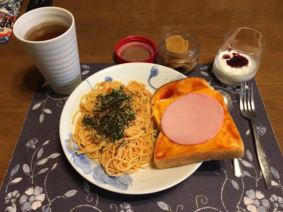 辛子明太子パスタ、ハムチーズトースト、沢庵、ヨーグルト(昼飯)|enarinさん