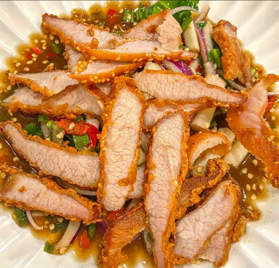 Spicy Deep-Fried Pork Neck Salad (ยำคอหมูทอด) 🌶️🐷🥗🌶️
...
...
Mmmmm... Spicy, Savory & Yuuuummy! 🫰🏻🤤|An'leeさん