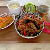 Snapdishの料理写真:茄子とひき肉とパプリカの麻婆丼|アリサさん