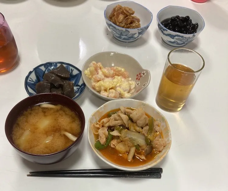 Snapdishの料理写真:晩御飯☆豚キムチ☆海老マヨ☆蒟蒻の炒り煮☆みそ汁（じゃが芋・しめじ）従姉妹から貰った漬物と自家製黒豆も。漬物は大根の奈良漬みたいな感じ。大人には好きなやつ。子供には、不評でした😅|Saharaさん