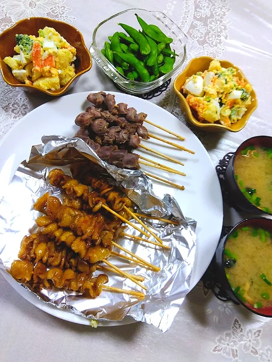 Snapdishの料理写真:頂き物、感謝の夜ご飯🥹✨
*焼き鳥は解凍し、焼いた。
砂ずり塩胡椒、皮、甘醤油。
*ポテサラは義母さん手作り🥰
*生協枝豆も解凍しただけ。
*ゆうげ味噌汁にネギ、ワカメ+|m.rafuさん