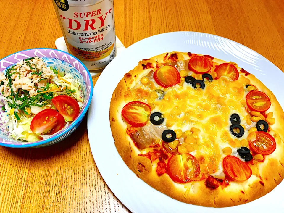 チルドピザ(トッピング追加)🍕とツナサラダ🥗|naoさん