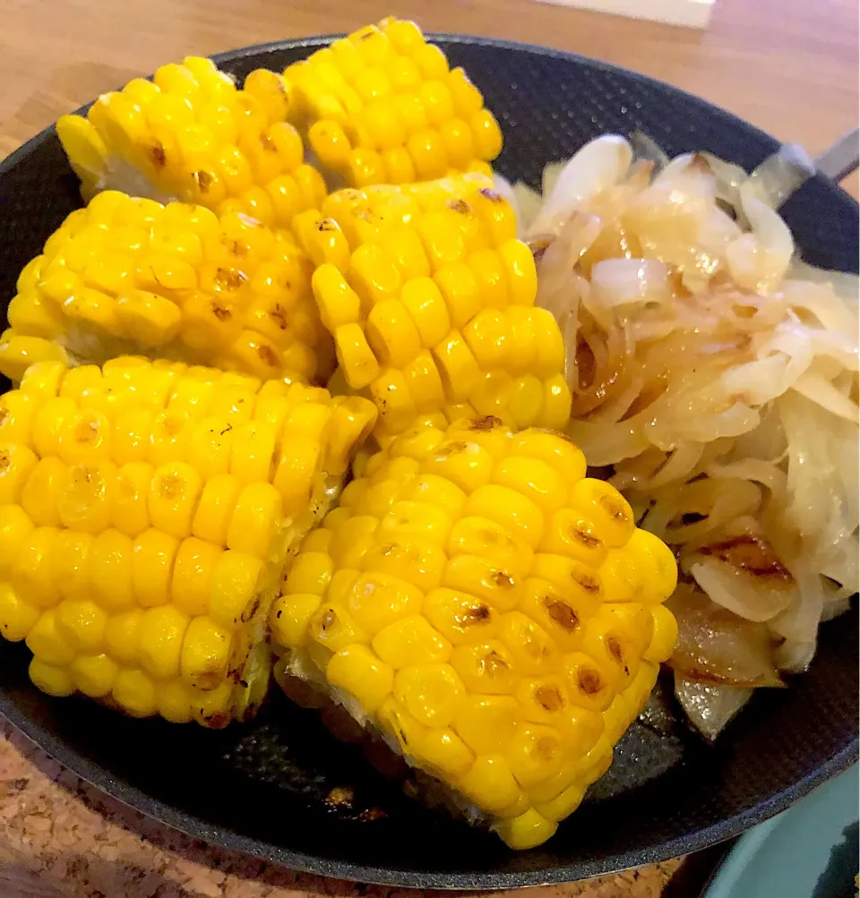 スキレットで🍳とうもろこし玉ねぎソテー|窓辺のれもんさん