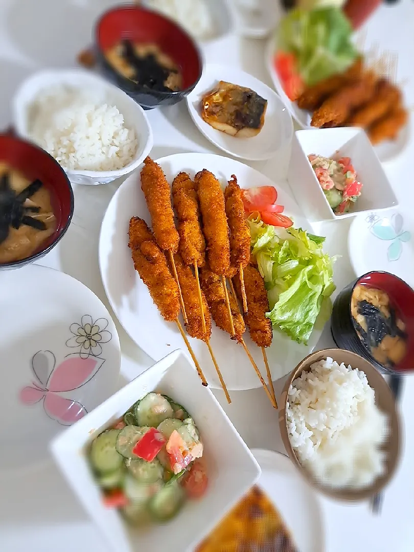 夕方(*^^*)
豚串カツ&サラダ🥗
塩サバ
トマトときゅうりのツナサラダ🥗
お味噌汁(海苔、豆腐、油揚げ)|プリン☆さん