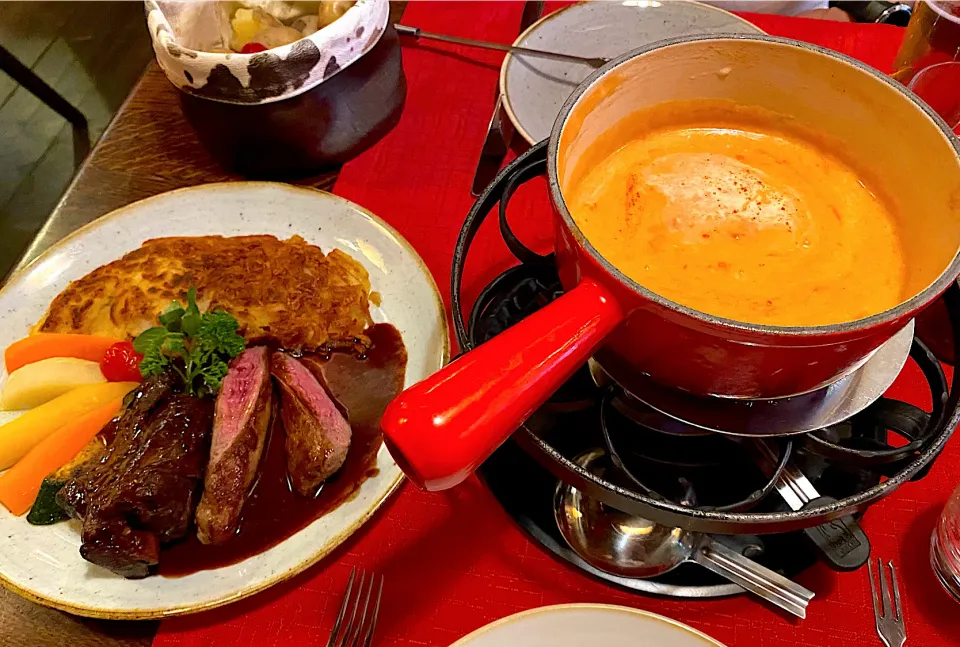 Tomato cheese fondue and rösti (★Swiss chalet, Zermatt, Switzerland)|Erie.I.Wさん