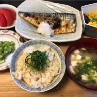 Snapdishの料理写真:焼き鯖定食^ ^生姜ご飯、おくらポン酢、玉子とキクラゲのオイスター炒め、わかめと豆腐味噌汁|たんぽぽぽんさん