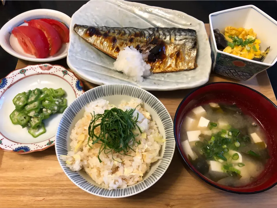 Snapdishの料理写真:焼き鯖定食^ ^生姜ご飯、おくらポン酢、玉子とキクラゲのオイスター炒め、わかめと豆腐味噌汁|たんぽぽぽんさん