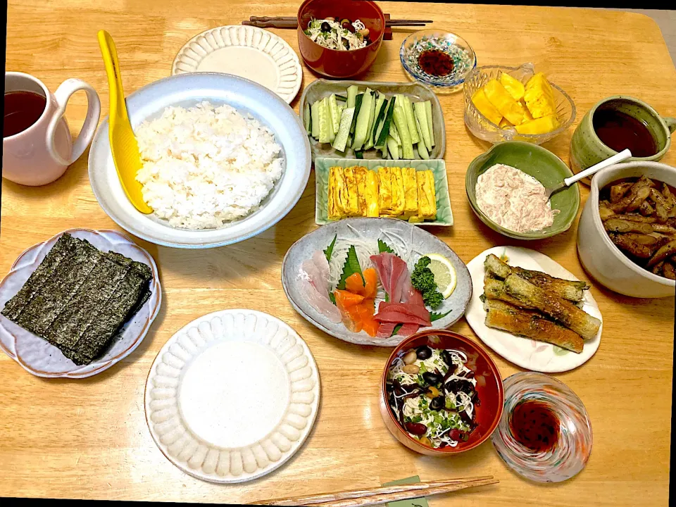 Snapdishの料理写真:プチ手巻き寿司❤️ミニお豆腐素麺ホット❤️米粉のちくわ磯辺揚げ❤️セブンプレミアムのレシピで作ったごぼうのやわらか煮物❤️パイナップル🍍糖度18度であまぁい((´艸｀*))|さくたえさん