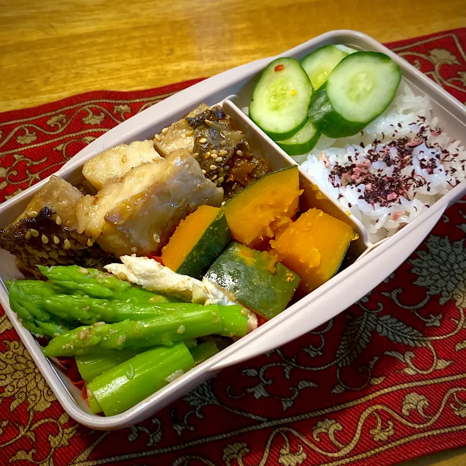 メバルの蒲焼風と、鶏ささみとアスパラの胡麻和えと、南瓜の煮物と、ゆかりご飯弁当|もえさん