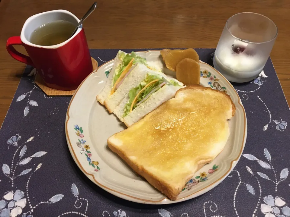 Snapdishの料理写真:サンドイッチ、ハニートースト、タマネギスープ、ヨーグルト(昼飯)|enarinさん