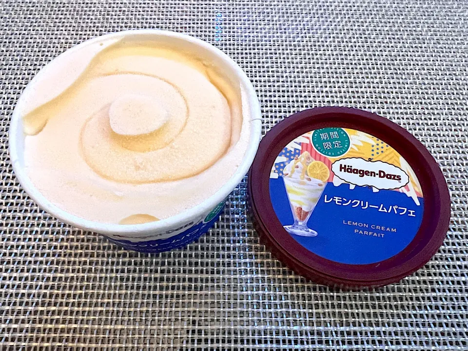 Snapdishの料理写真:休日のおやつ🍧

4ヶ月位前に買った期間限定のHäagen-Dazs、
レモンクリームパフェ🍋🍨が冷凍庫の底で眠ってた🤣|yokoさん