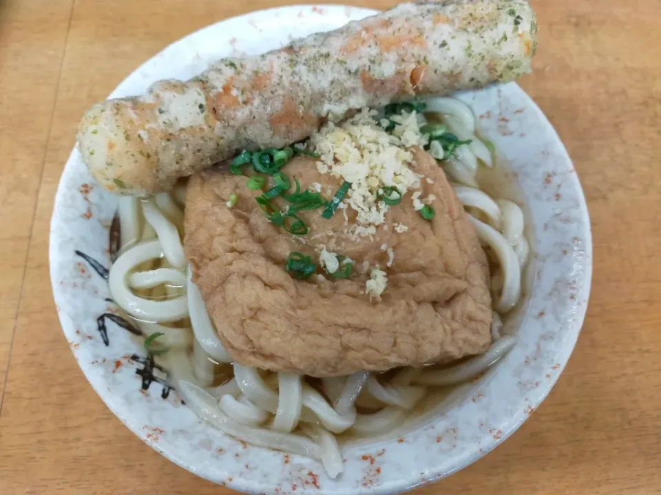 さか枝本店で、かけ（中）にきつねとちくわ天のトッピング、旨いね！|フージさん