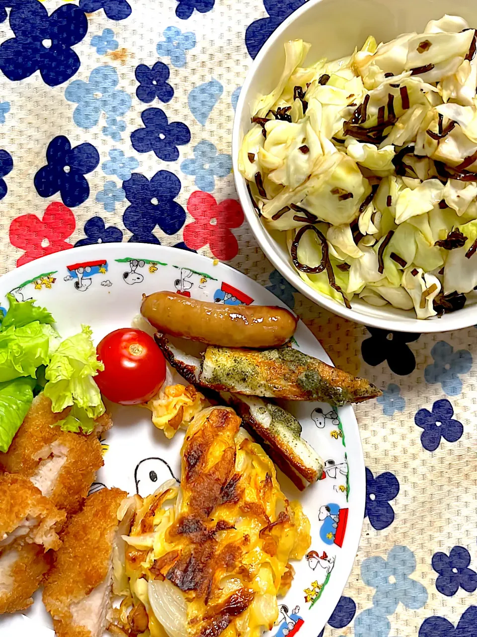 色々ワンプレート(とんかつ　玉ねぎチヂミ　竹輪の青海苔焼き　ウィンナー　ミニトマト　レタス🥬　塩昆布キャベツ|4jinoanataさん