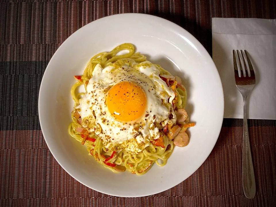 目玉焼きジェノベーゼパスタ🍝|サイタマさん